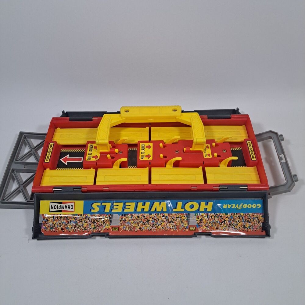 Vintage 1997 Mattel Hot Wheels Grandstand Pit Drag Race Launcher Carrying Case